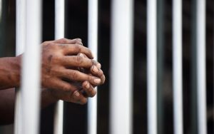 Senado aprova fim das ‘saidinhas’ de presos; projeto será reanalisado na Câmara