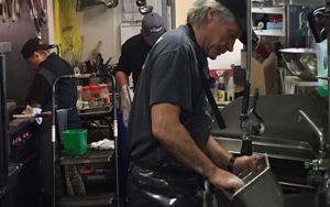 Jon Bon Jovi faz restaurante solidário e enfrenta críticas