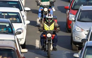 Projeto aumenta pena para motociclistas que trafegam na contramão