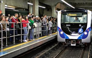 Tarcísio avalia manter tarifas de trem e metrô congeladas em 2024