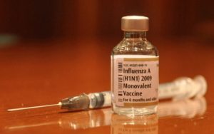 Vacinas contra gripe e covid-19 não podem ser aplicadas no mesmo dia