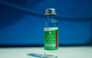 AstraZeneca admite à Justiça efeito colateral raro na vacina da Covid