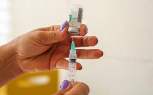 Adesivo substitui a agulha na aplicação de vacinas de forma indolor