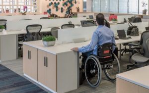 Projeto permite contratação, sem licitação, de pessoa sem deficiência para apoiar pessoa com deficiência