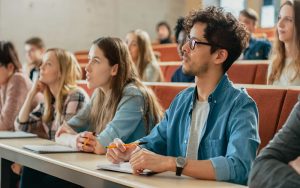 SP inclui educação financeira e aceleração para vestibular no novo ensino médio