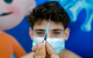 São Paulo, Rio e outras 8 capitais manterão vacinação de adolescentes contra Covid