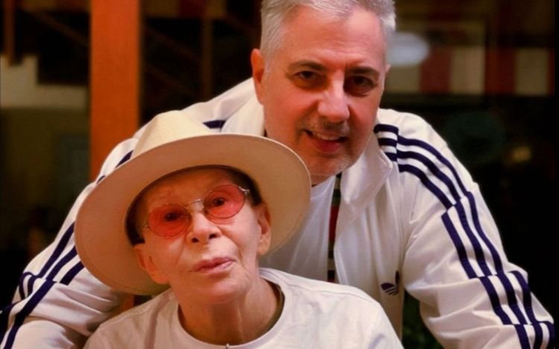 Na luta contra o câncer, Rita Lee recebe homenagem do marido