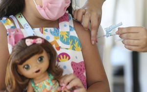Programa de vacinação em escolas é aprovado em comissão no Senado