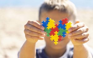 Nova lei de Suzano determina tempo para que pessoa com autismo receba atendimento