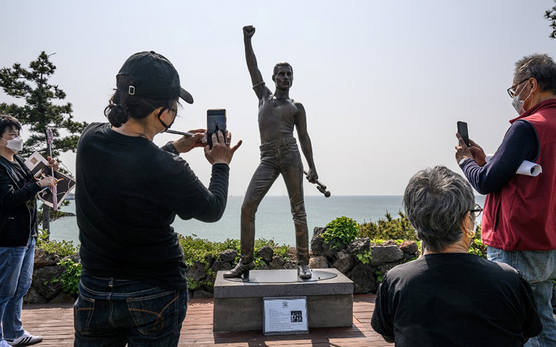 Freddie Mercury ganha estátua de bronze de R$187 mil na Coreia do Sul