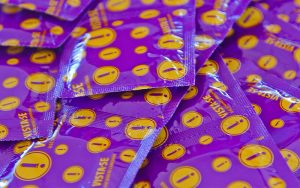 Comissão aprova pena de prisão a quem retirar preservativo sem consentimento do parceiro