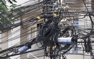 Proposta exige a remoção de cabos e fios acumulados em postes na rua
