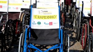 Suzano estaciona cadeiras de rodas para conscientizar sobre respeito a vagas especiais