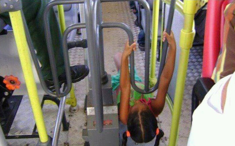 CCJ aprova proibição de criança pular catraca em ônibus, ou passar por baixo