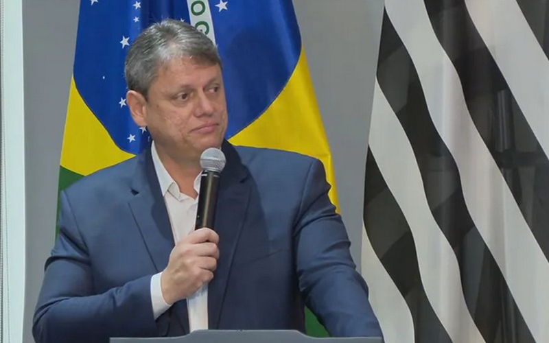 Tarcísio diz que vai ampliar ensino cívico-militar em SP após Lula encerrar programa