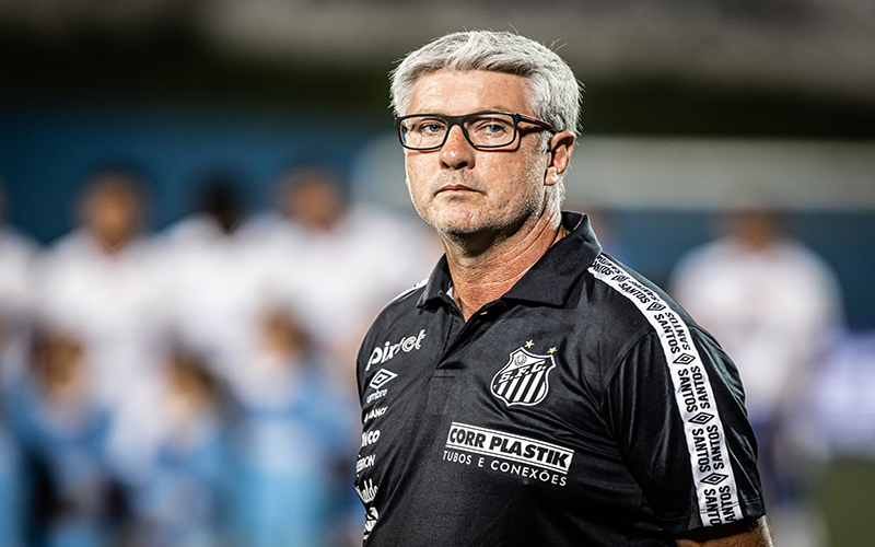 Santos oficializa a demissão do técnico Odair Hellmann