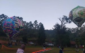Polícia Ambiental flagra grupo soltando balões em chácara em Suzano