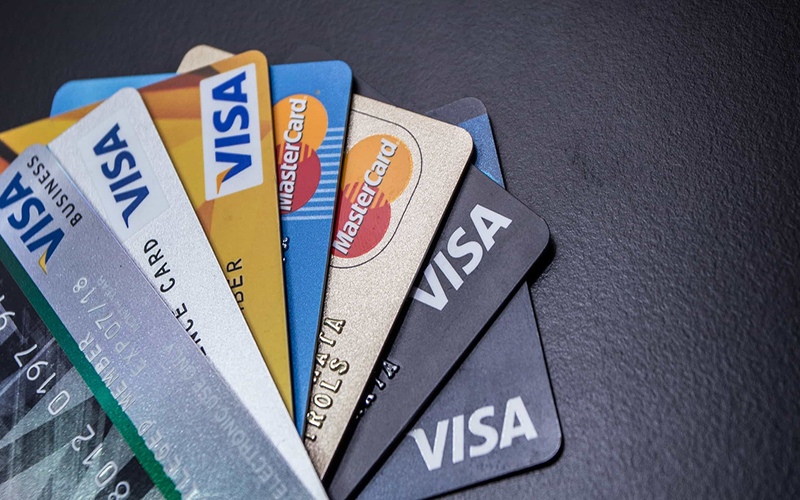 Sem acordo com bancos, CMN limita juros do cartão de crédito a 100% da dívida