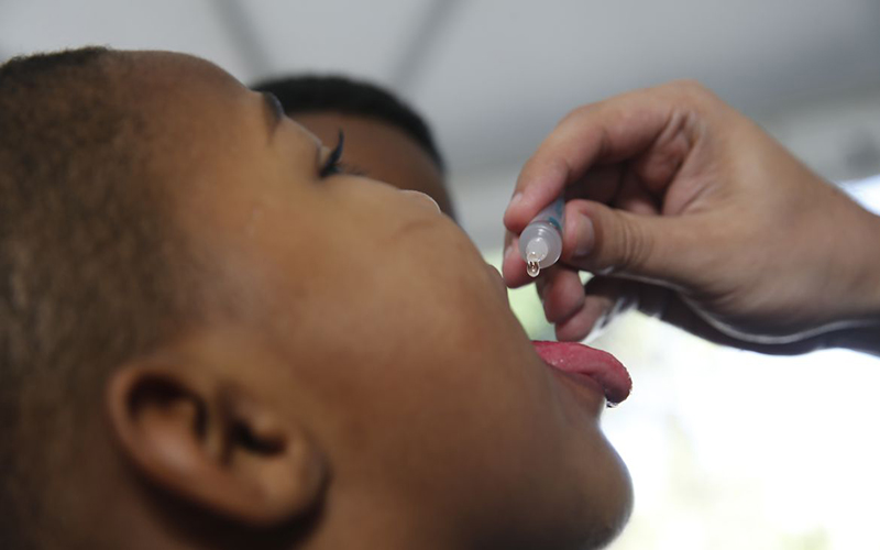 Saúde vai substituir vacina “gotinha” da Polio por injetável em 2024
