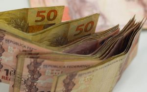Governo prevê salário mínimo de R$ 1.502 para 2025, com alta de 6,3%