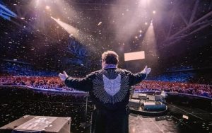 Elton John se emociona no último show: “Minha razão de viver”