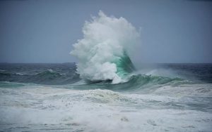 Marinha e Defesa Civil alertam sobre ciclone e recomendam distância do mar de SP