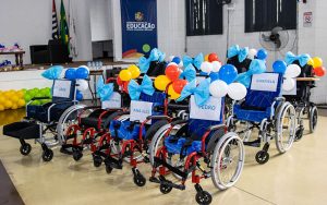 Itaquá entrega cadeiras de rodas adaptadas para estudantes das escolas municipais