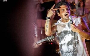Ex-vocalista do LS Jack é constrangido e “expulso” de palco durante show em Barra do Garças