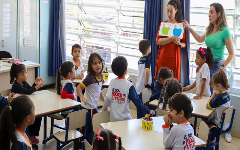 Mogi inicia projeto piloto de escola bilíngue na rede municipal