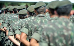 Alckmin mantém punição a militar que criticar governo ao sancionar mudanças no código penal