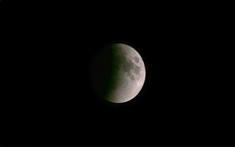 Eclipse lunar acontece neste sábado (28/10) e será visível no Brasil
