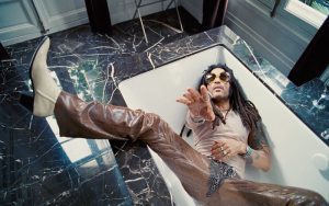 Lenny Kravitz abusa de sua sensualidade em novo videoclipe