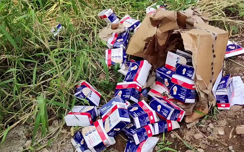 Cerca de 140 kg de antibióticos são descartados às margens de córrego em Suzano