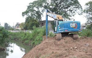 Secretaria de Manutenção promove limpeza no rio Guaió em Suzano