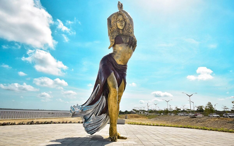 Shakira é homenageada na Colômbia com estátua gigante