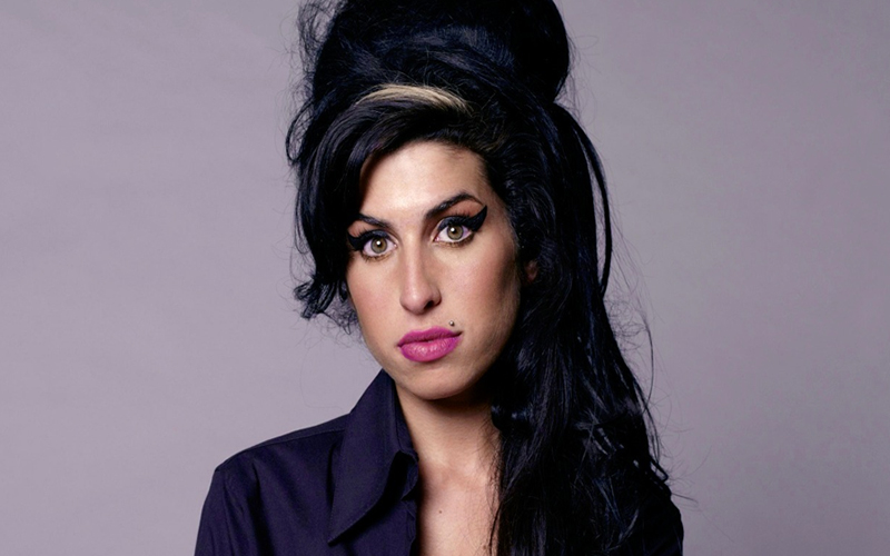 Pai de Amy Winehouse decide processar amigas da cantora