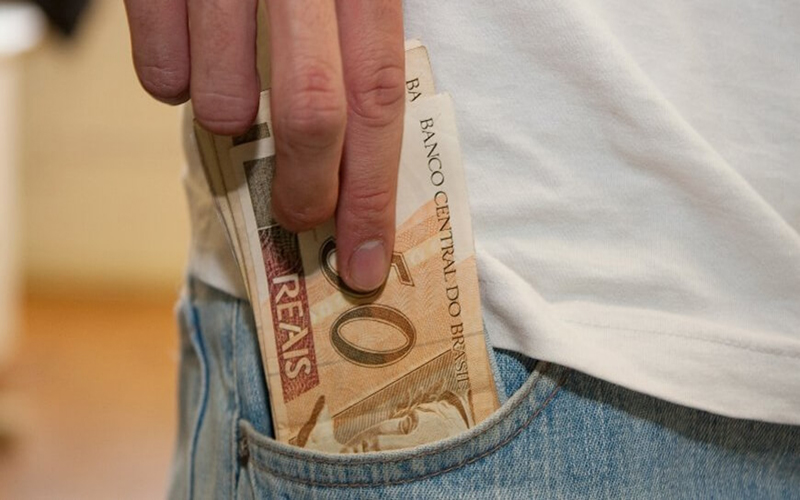 Governo reajusta salário mínimo para R$ 1.412