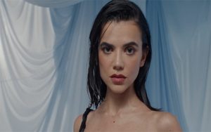 Manu Gavassi lança clipe ambicioso para “Sexo, Poder e Arte”