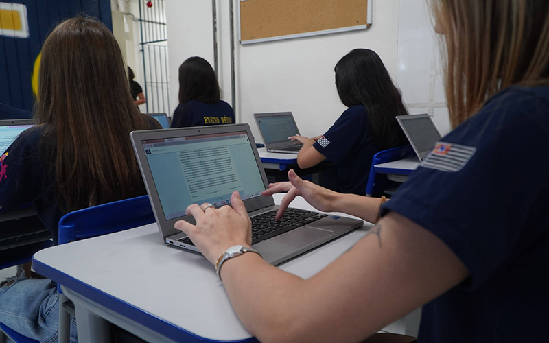 Comissão aprova projeto que beneficia escolas com computadores apreendidos