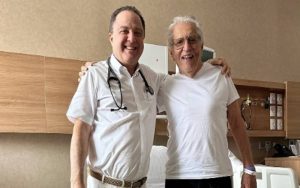 Carlos Alberto de Nóbrega celebra alta hospitalar após cirurgia no cérebro