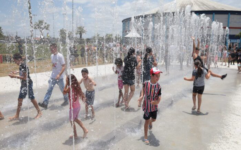 Fonte Acquaplay é reaberta para a população no Parque Max Feffer em Suzano