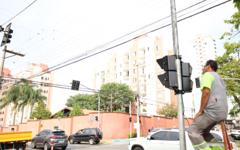 Suzano instala semáforos no cruzamento das ruas Konoe Endo e Nove de Julho
