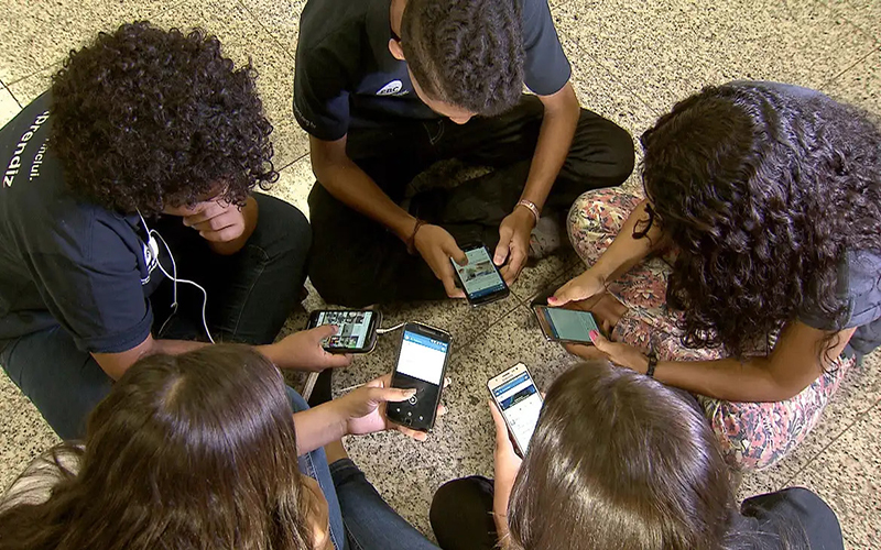 Vereadores de Mogi das Cruzes aprovam proibição do uso de celulares nas escolas municipais