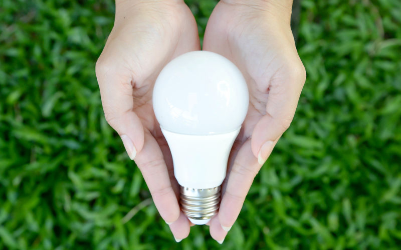 Moradores de Santa Isabel podem trocar lâmpadas antigas por modelos de LED de forma gratuita