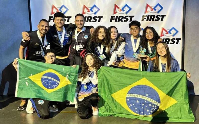 Estudantes brasileiros criam pulseira para surdos e conquistam prêmio na Califórnia
