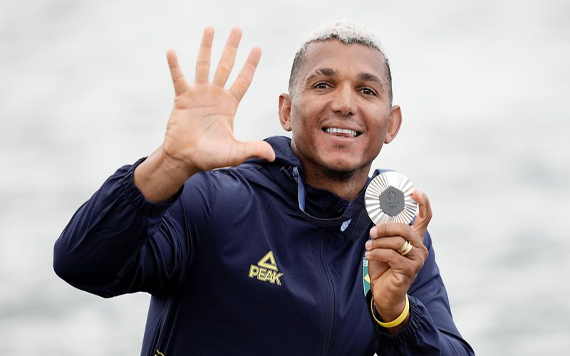 Olimpíadas 2024: medalha de Isaquias Queiroz cai, é danificada e atleta pede troca da peça