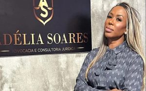 Advogada de Deolane, Adélia Soares é indiciada por associação criminosa