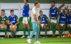 Abel Ferreira pega dois jogos de suspensão por gesto obsceno