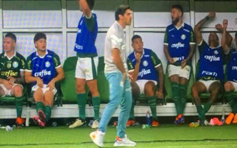 Abel Ferreira pega dois jogos de suspensão por gesto obsceno