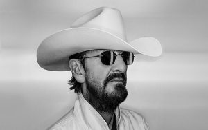 Ringo Starr coloca chapéu e aposta em disco country